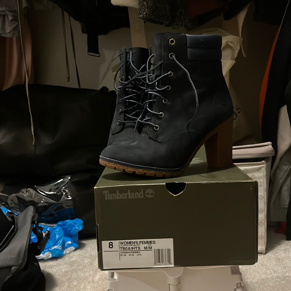Timberland booties size 8. Only worn once, no longer fit due to bunion surgery